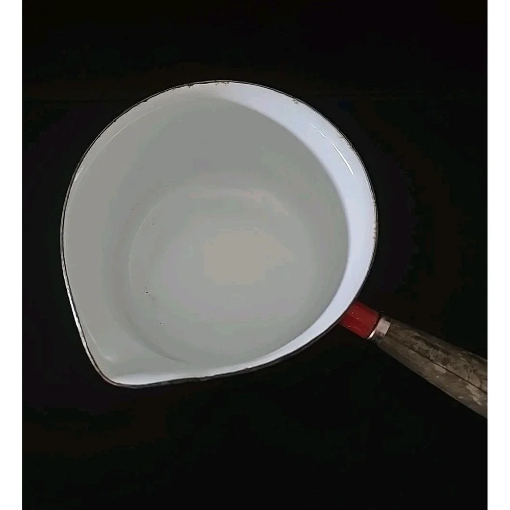 Red w‎ white speckle enamel saucepan / butter warmer w pour spout & wood handle